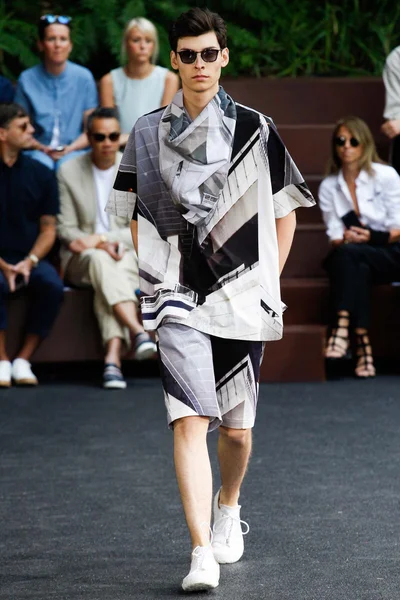 Look 32